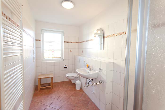 Das gro&szlig;e Bad der Ferienwohnung